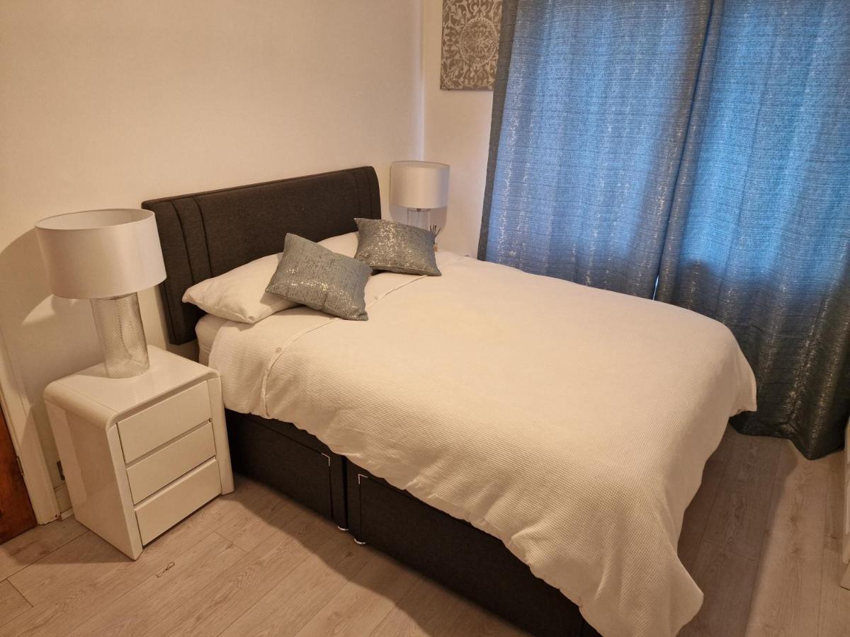L & J Escapes- 4 Bedrooms Suitable For Contractors And Families- Large Private Parking-10 Minutes To M6 Junction 9 Coseley Exteriér fotografie