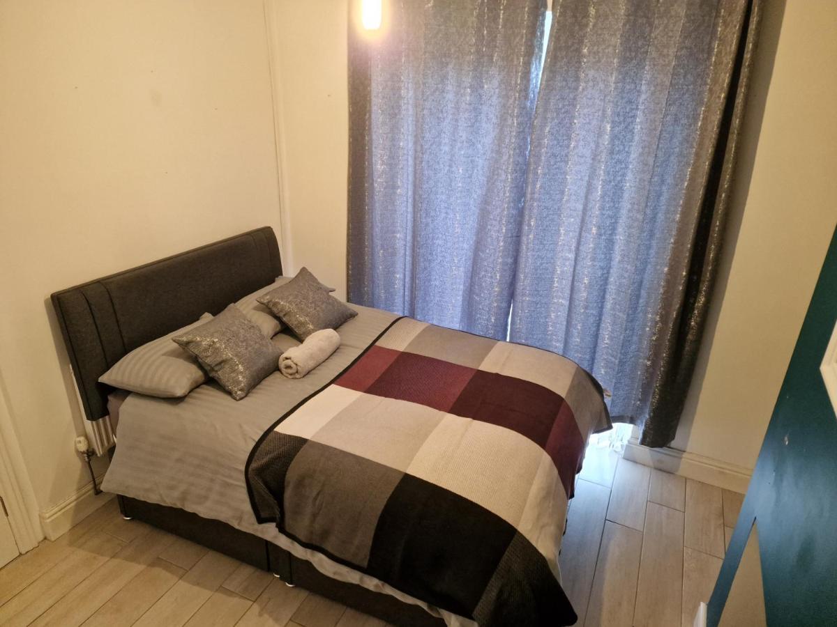 L & J Escapes- 4 Bedrooms Suitable For Contractors And Families- Large Private Parking-10 Minutes To M6 Junction 9 Coseley Exteriér fotografie